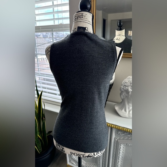 Gray Sleeveless Top - Picture 5 of 6